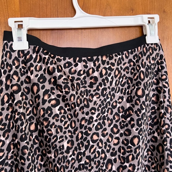 Super cute skirt from Victoria secret new no tag elastic waist - Picture 3 of 7